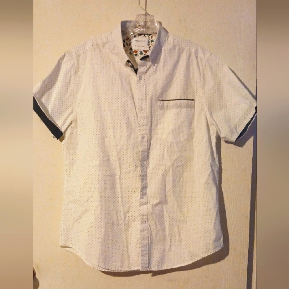 Denim & Flower size Large Short Sleeve ‎ Button Down white w blue .